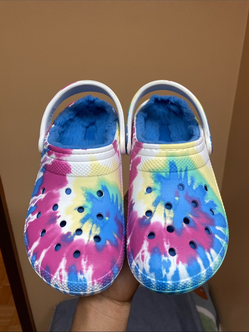 Crocs Classic Comfort Faux Fur Lined Tie Dye Clogs Size 7 - Picture 12 of 17